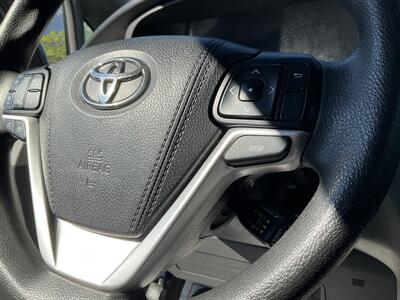 2017 Toyota Sienna LE 7-Passenger - Photo 26 - Acton, MA 01720