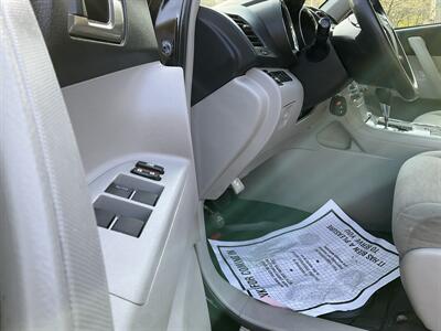 2013 Toyota Highlander Plus   - Photo 21 - Acton, MA 01720