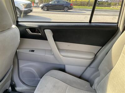 2013 Toyota Highlander Plus   - Photo 16 - Acton, MA 01720