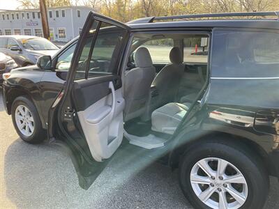 2013 Toyota Highlander Plus   - Photo 13 - Acton, MA 01720