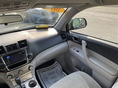 2013 Toyota Highlander Plus   - Photo 19 - Acton, MA 01720