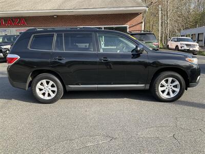 2013 Toyota Highlander Plus   - Photo 4 - Acton, MA 01720