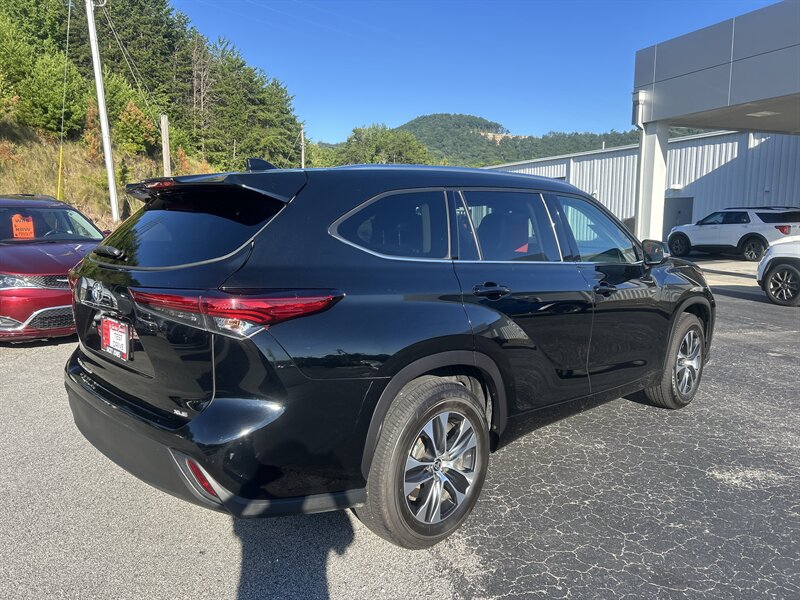 2021 Toyota Highlander XLE - Photo 7 - Cleveland, GA 30528
