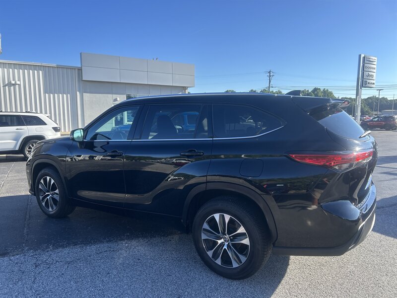 2021 Toyota Highlander XLE - Photo 5 - Cleveland, GA 30528