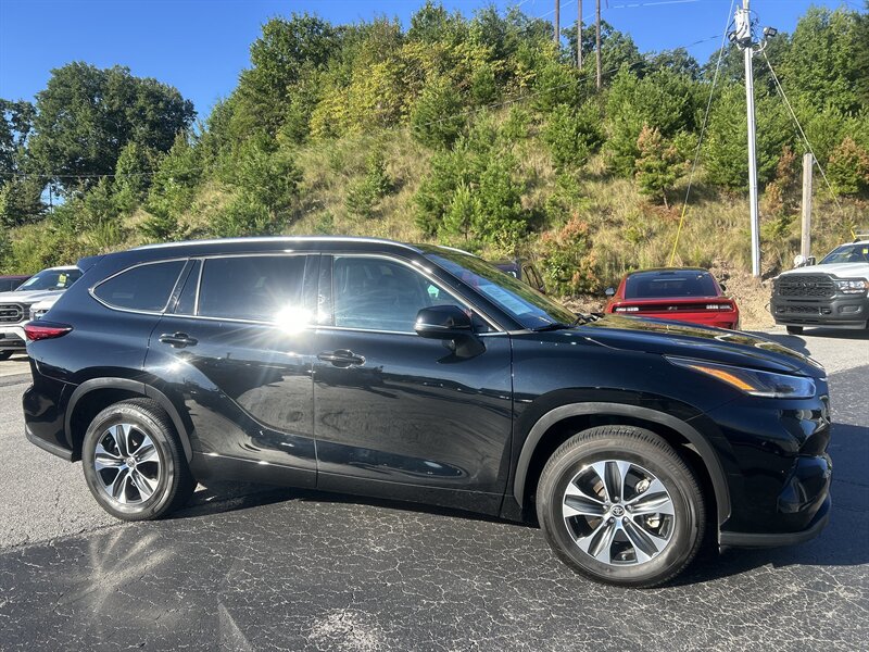 2021 Toyota Highlander XLE - Photo 9 - Cleveland, GA 30528