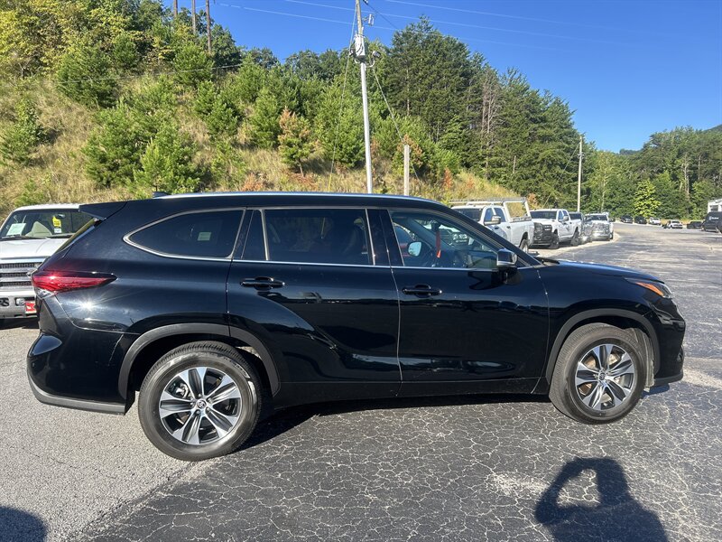 2021 Toyota Highlander XLE - Photo 8 - Cleveland, GA 30528