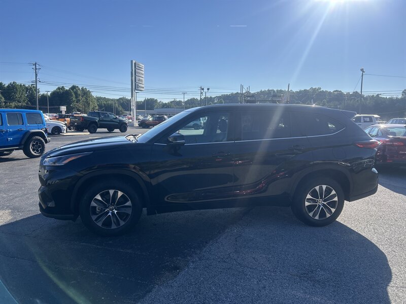 2021 Toyota Highlander XLE - Photo 4 - Cleveland, GA 30528