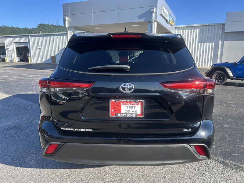 2021 Toyota Highlander XLE - Photo 6 - Cleveland, GA 30528
