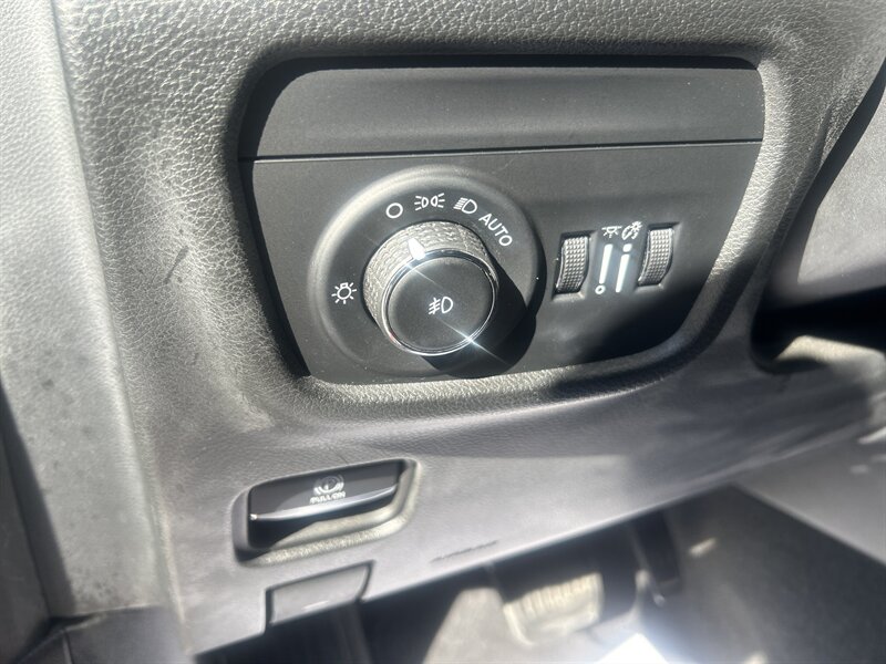 2022 Jeep Grand Cherokee L Overland - Photo 16 - Cleveland, GA 30528