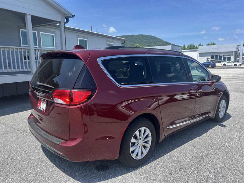 2017 Chrysler Pacifica Touring Plus - Photo 6 - Cleveland, GA 30528