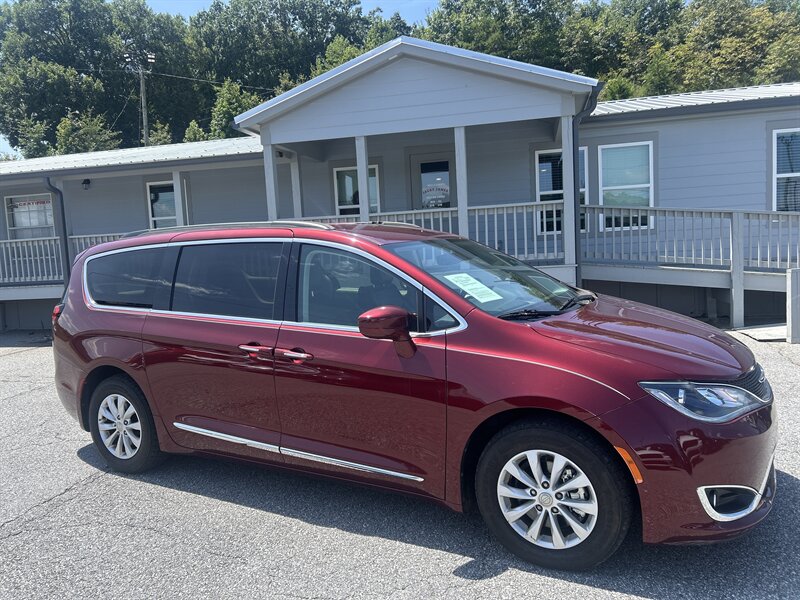2017 Chrysler Pacifica Touring Plus - Photo 8 - Cleveland, GA 30528