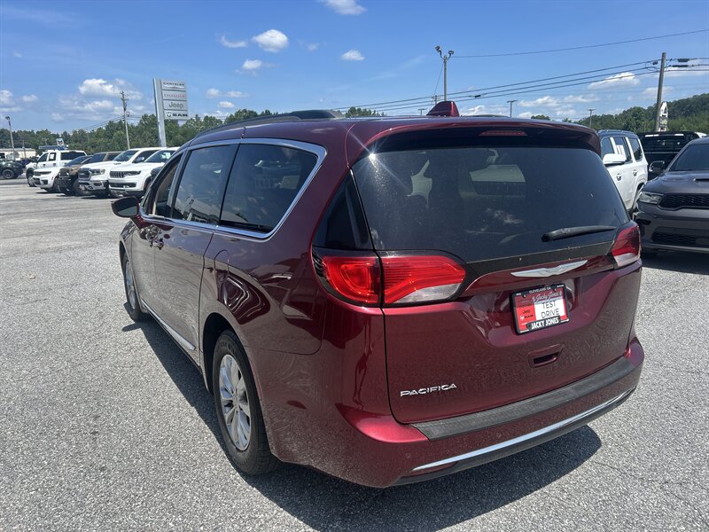 2017 Chrysler Pacifica Touring Plus - Photo 4 - Cleveland, GA 30528