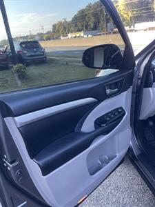 2015 Toyota Highlander XLE   - Photo 12 - Charlotte, NC 28205