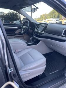 2015 Toyota Highlander XLE   - Photo 8 - Charlotte, NC 28205