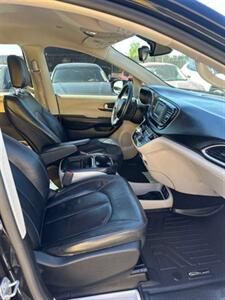 2017 Chrysler Pacifica Touring Plus   - Photo 11 - Denver, CO 80204