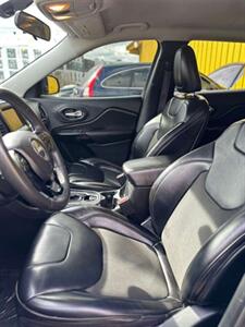 2020 Jeep Cherokee Latitude Plus   - Photo 11 - Denver, CO 80204