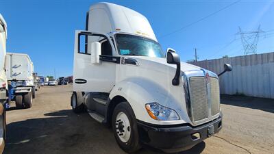 2016 Kenworth T680   - Photo 2 - Sun Valley, CA 91352
