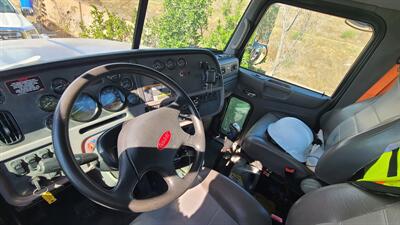 2016 Peterbilt 365   - Photo 5 - Sun Valley, CA 91352