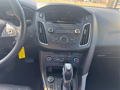 2015 Ford Focus SE   - Photo 12 - Hobart, IN 46342