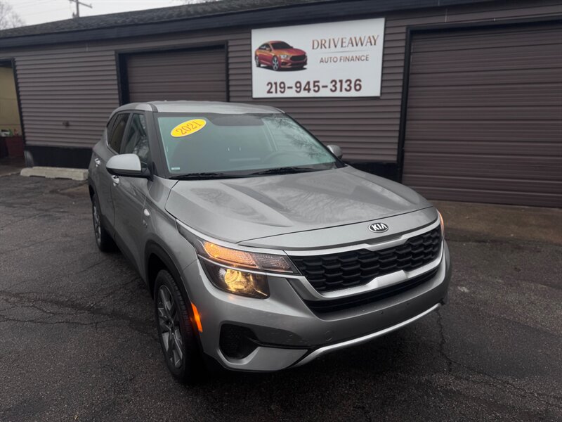 2021 Kia Seltos LX   - Photo 1 - Hobart, IN 46342