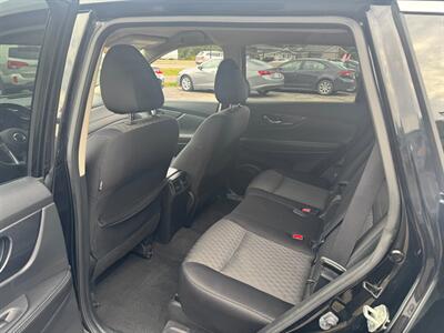 2018 Nissan Rogue SV   - Photo 11 - Hobart, IN 46342