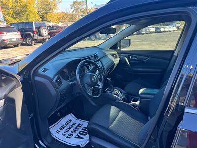 2018 Nissan Rogue SV - Photo 11 - Hobart, IN 46342