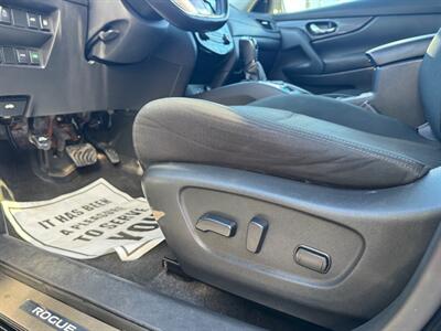 2018 Nissan Rogue SV - Photo 14 - Hobart, IN 46342