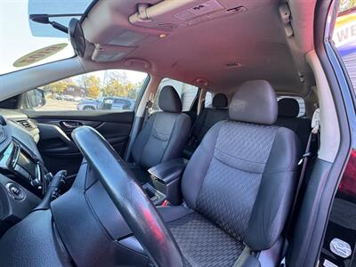 2018 Nissan Rogue SV - Photo 10 - Hobart, IN 46342