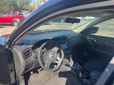 2018 Nissan Rogue SV   - Photo 11 - Hobart, IN 46342