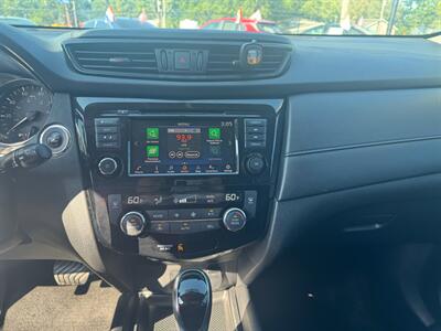 2018 Nissan Rogue SV   - Photo 14 - Hobart, IN 46342