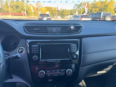 2018 Nissan Rogue SV - Photo 13 - Hobart, IN 46342