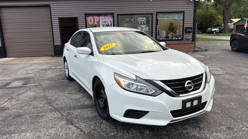 2017 Nissan Altima 2.5 - Photo 1 - Hobart, IN 46342