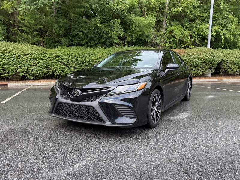 2018 Toyota Camry SE   - Photo 1 - Greensboro, NC 27407