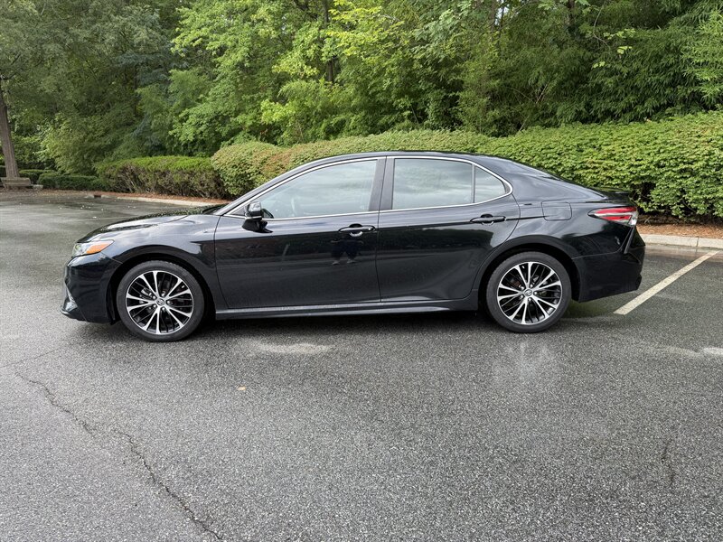 2018 Toyota Camry SE - Photo 2 - Greensboro, NC 27407