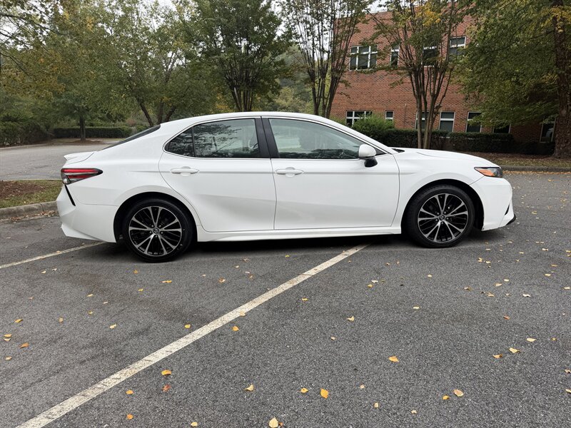 2018 Toyota Camry SE - Photo 6 - Greensboro, NC 27407