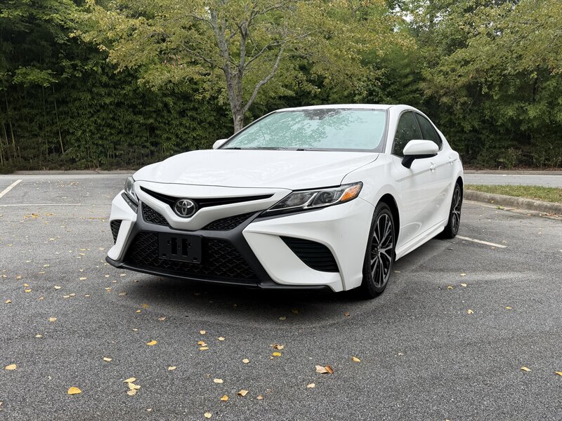 2018 Toyota Camry SE   - Photo 1 - Greensboro, NC 27407