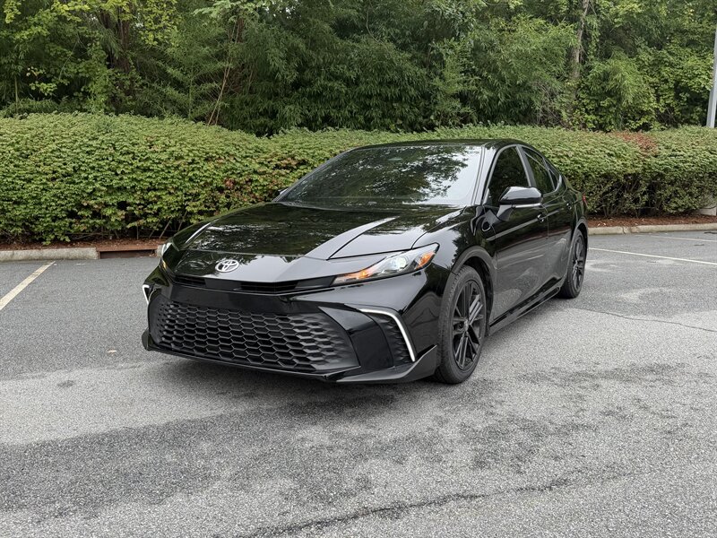 2025 Toyota Camry SE   - Photo 1 - Greensboro, NC 27407