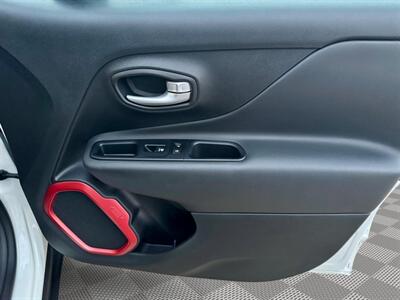 2023 Jeep Renegade Trailhawk   - Photo 28 - Saint Cloud, MN 56304