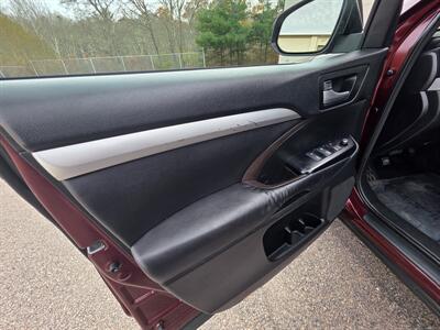 2016 Toyota Highlander XLE - Photo 13 - Westport, MA 02790