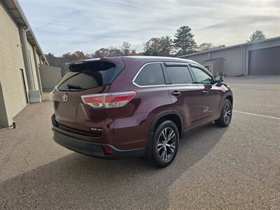 2016 Toyota Highlander XLE - Photo 5 - Westport, MA 02790