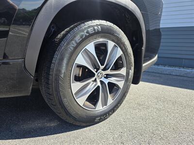 2020 Toyota Highlander XLE   - Photo 9 - Westport, MA 02790