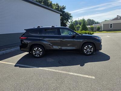 2020 Toyota Highlander XLE   - Photo 5 - Westport, MA 02790