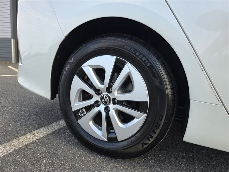 2018 Toyota Prius Prime Premium - Photo 9 - Westport, MA 02790