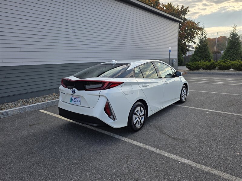 2018 Toyota Prius Prime Premium - Photo 5 - Westport, MA 02790