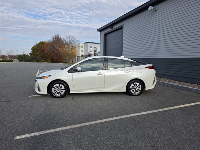 2018 Toyota Prius Prime Premium - Photo 2 - Westport, MA 02790