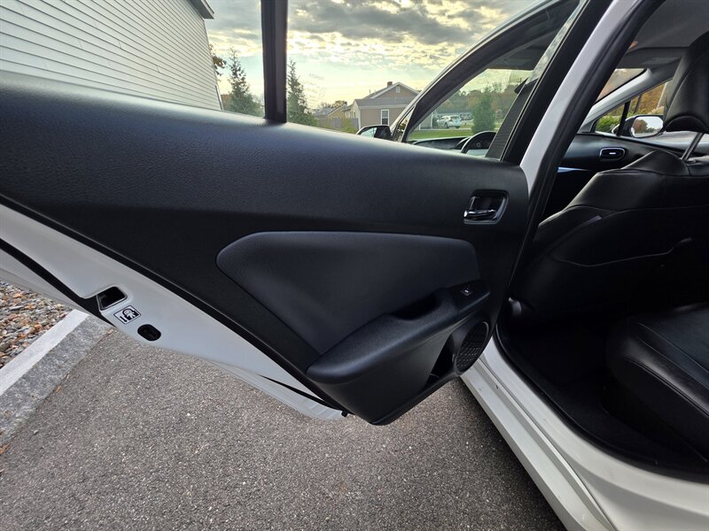 2018 Toyota Prius Prime Premium - Photo 27 - Westport, MA 02790