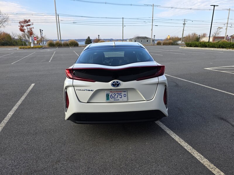 2018 Toyota Prius Prime Premium - Photo 8 - Westport, MA 02790
