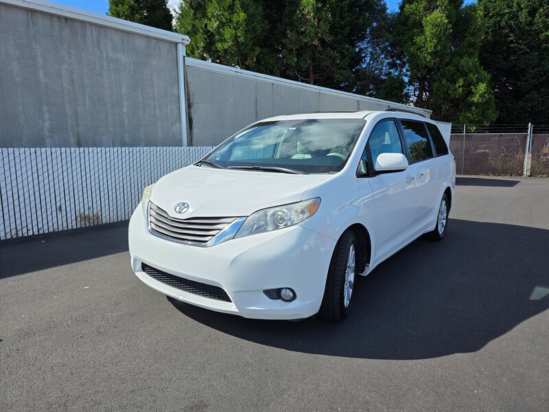 2012 Toyota Sienna XLE 7-Passenger   - Photo 1 - Hillsboro, OR 97124