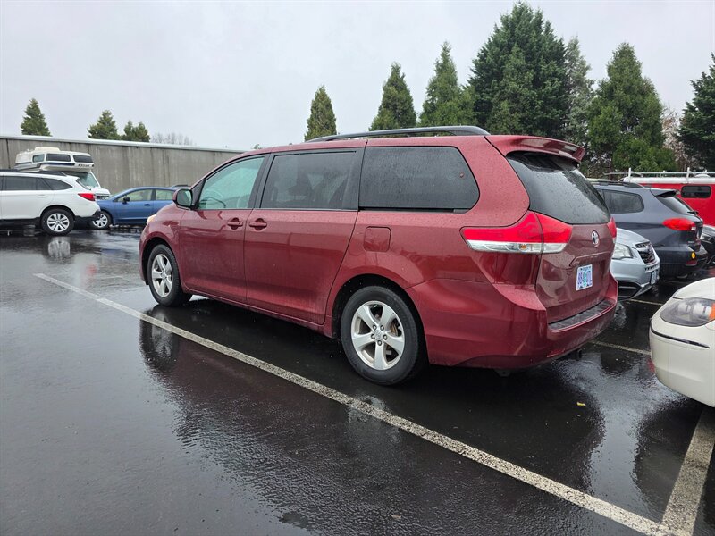 2014 Toyota Sienna LE 7-Passenger Auto Access - Photo 3 - Hillsboro, OR 97124