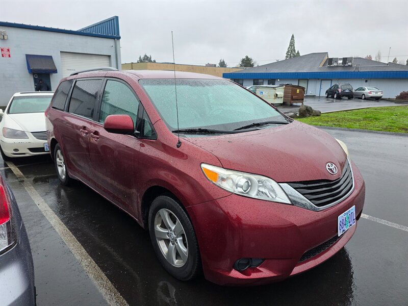 2014 Toyota Sienna LE 7-Passenger Auto Access - Photo 2 - Hillsboro, OR 97124